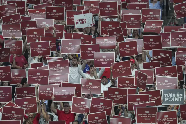 Durante los momentos previos al acto, los carteles tuvieron gran protagonismo.