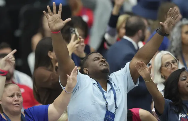 Pese a que Charlie Kirk era acusado de machista y racista, al memorial han acudido personas de todas las razas.