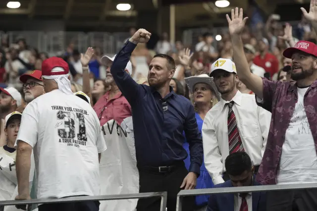 Los organizadores pidieron a los asistentes un código de vestimenta en el que primaran los colores de la bandera de Estados Unidos: azul, blanco y rojo.