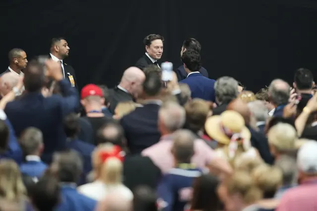 Elon Musk, a su llegada al memorial.