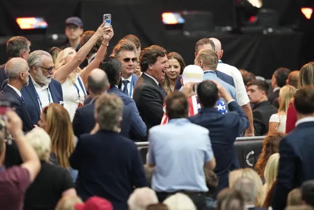 El polémico periodista y analista Tucker Carlson, a su llegada al acto.