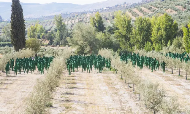 Participantes en la instalación de Spencer Tunick 'Retrato Alhambra 1925' colocándose para una fotografía.