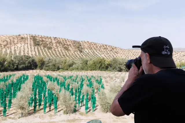 Spencer Tunick tomando una fotografía para su proyecto 'Retrato Alhambra 1925'.