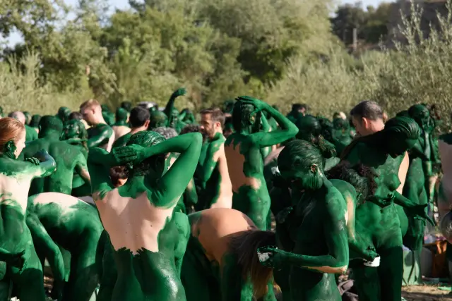 Los participantes en la instalación de Spencer Tunick en Granada, pintando sus cuerpos.