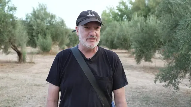 Spencer Tunick en el olivar de Granada donde realizó su proyecto 'Retrato Alhambra 1925'.