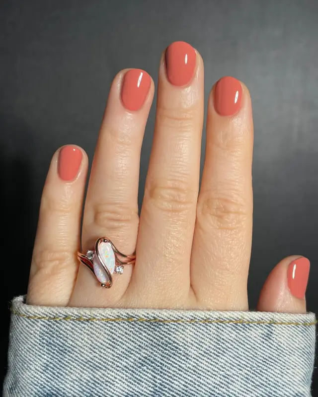 Uñas terracota.