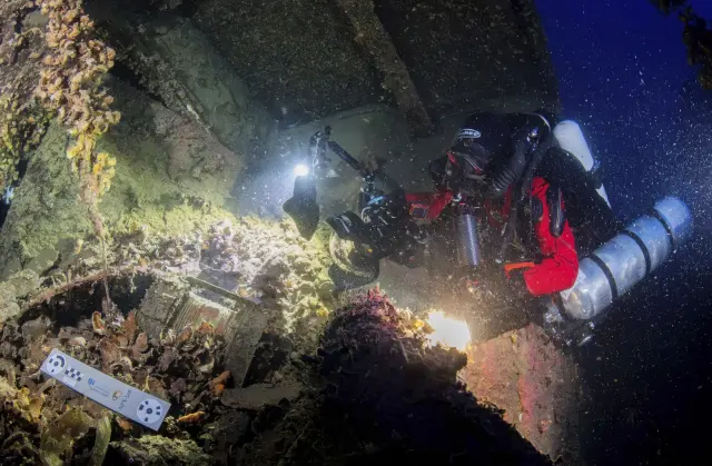 Un grupo de buzos inspeccionan el Britannic.