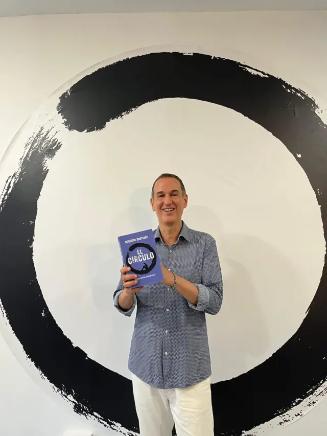 El autor, con su novela.