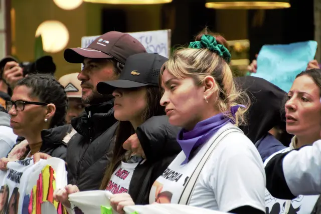 Los familiares de las chicas, en la protesta de este sábado.