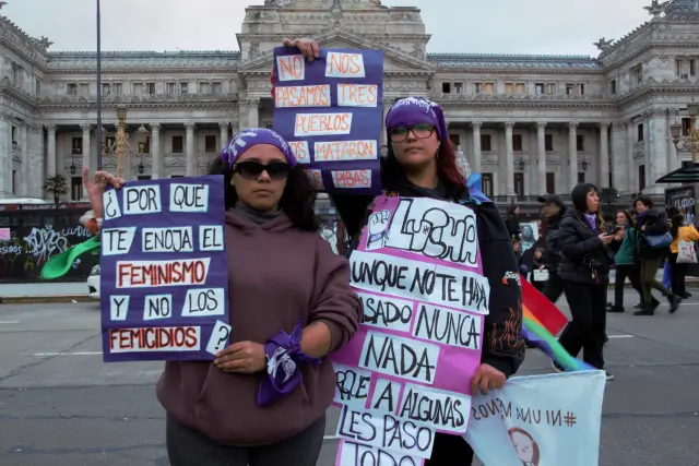 Sofía (izq) y Rubía (dcha) durante la manifestación de este sábado en Buenos Aires.