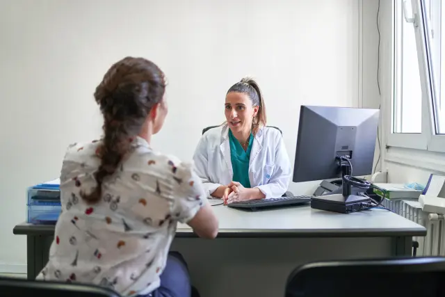 Una paciente en la consulta del médico.