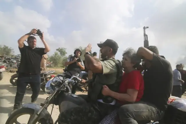 Tras el lanzamiento masivo de cohetes, miles de milicianos de Hamás rompen el cerco de Gaza armados e irrumpen en comunidades agrícolas y bases militares de Israel. Alrededor de 1.200 personas son asesinadas y 251 secuestradas, de las que cerca de 90 siguen aún retenidas en Gaza.