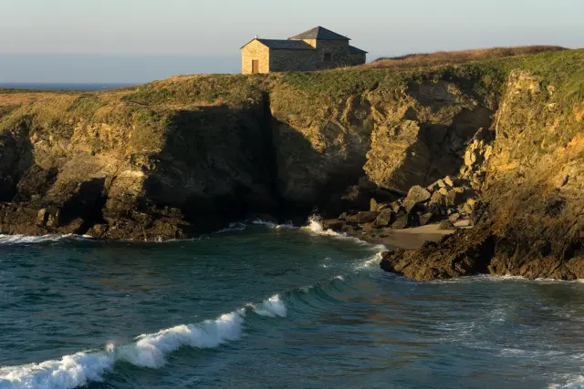 Ermita de Santa Comba en la playa de Santa Comba, en Ferrol, provincia de A Coruña (Galicia, España)