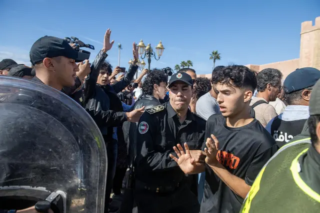 Manifestantes se enfrentan a la policía durante una protesta en Rabat, Marruecos, el 28 de septiembre de 2025.