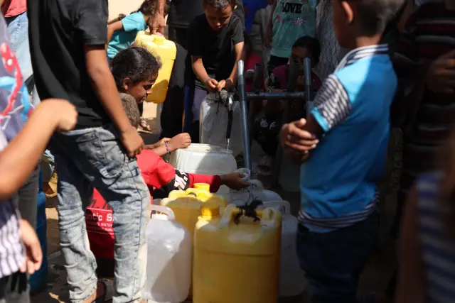 Reparto de agua en es sur de Gaza, por Médicos sin Fronteras