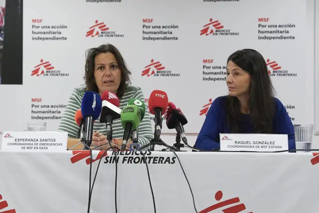 Esperanza Santos (i), cooperante de MSF en Gaza, en la rueda de prensa en Madrid.