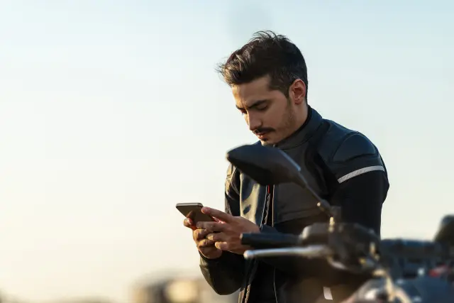 Motorista usando el móvil