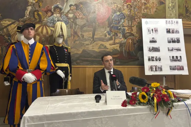El portavoz de la Guardia Suiza, Eliah Cinotti, presenta el nuevo uniforme.
