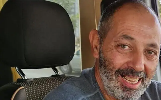 Eitan Levy, a bordo de su taxi antes de ser secuestrado por Hamás