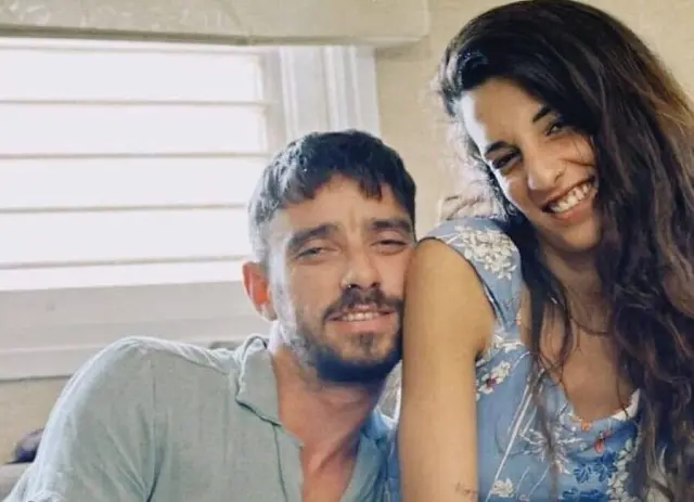 Ariel Cunio, con su novia.