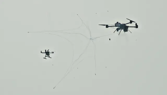 El A1-Falke, capturando un dron lanzando su "tela de araña".
