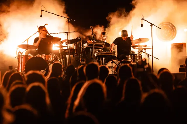 Concierto de los AK/DK en el escenario del hotel Geck en el Son Estrella Galicia Poseidonia