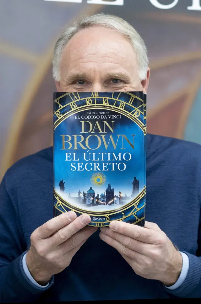 El escritor Dan Brown, autor de 'El Código Da Vinci, presenta en rueda de prensa 'El último secreto', en la sala Ramón Gómez de la Serna del Círculo de Bellas Artes, a 7 de octubre de 2025, en Madrid (España). 'El último secreto' es la sexta entrega de la saga protagonizada por el profesor de simbología Robert Langdon, con una tirada de 500.000 ejemplares en español y más de 800 páginas. La novela, ambientada en Praga, mezcla acción trepidante, simbología, neurociencia, enigmas y una trama romántica, poniendo el foco en los secretos de la conciencia humana y de la vida después de la muerte. 07 OCTUBRE 2025 Alberto Ortega / Europa Press 07/10/2025