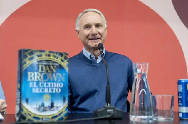 El escritor Dan Brown, autor de 'El Código Da Vinci, presenta en rueda de prensa 'El último secreto', en la sala Ramón Gómez de la Serna del Círculo de Bellas Artes, a 7 de octubre de 2025, en Madrid (España). 'El último secreto' es la sexta entrega de la saga protagonizada por el profesor de simbología Robert Langdon, con una tirada de 500.000 ejemplares en español y más de 800 páginas. La novela, ambientada en Praga, mezcla acción trepidante, simbología, neurociencia, enigmas y una trama romántica, poniendo el foco en los secretos de la conciencia humana y de la vida después de la muerte. 07 OCTUBRE 2025 Alberto Ortega / Europa Press 07/10/2025