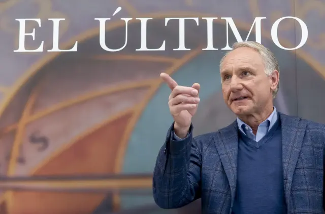 El escritor Dan Brown, autor de 'El Código Da Vinci, presenta en rueda de prensa 'El último secreto', en la sala Ramón Gómez de la Serna del Círculo de Bellas Artes, a 7 de octubre de 2025, en Madrid (España). 'El último secreto' es la sexta entrega de la saga protagonizada por el profesor de simbología Robert Langdon, con una tirada de 500.000 ejemplares en español y más de 800 páginas. La novela, ambientada en Praga, mezcla acción trepidante, simbología, neurociencia, enigmas y una trama romántica, poniendo el foco en los secretos de la conciencia humana y de la vida después de la muerte. 07 OCTUBRE 2025 Alberto Ortega / Europa Press 07/10/2025