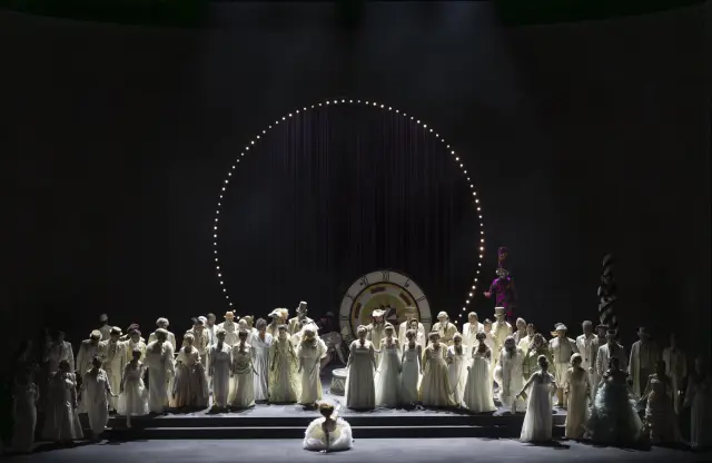 Una escena de la producción de 'Faust', de Charles Gounod, en el Palau Les Arts de Valencia.