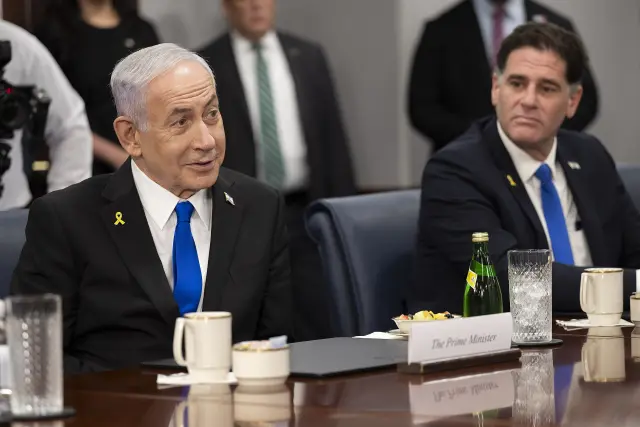 Benjamin Netanyahu, con su ministro de Asuntos Estratégicos, Ron Dermer.