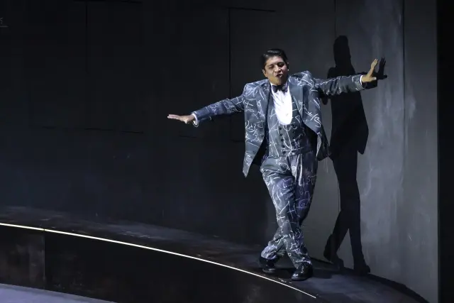 El tenor peruano Iván Ayón-Rivas en la ópera 'Faust', de Charles Gounod.