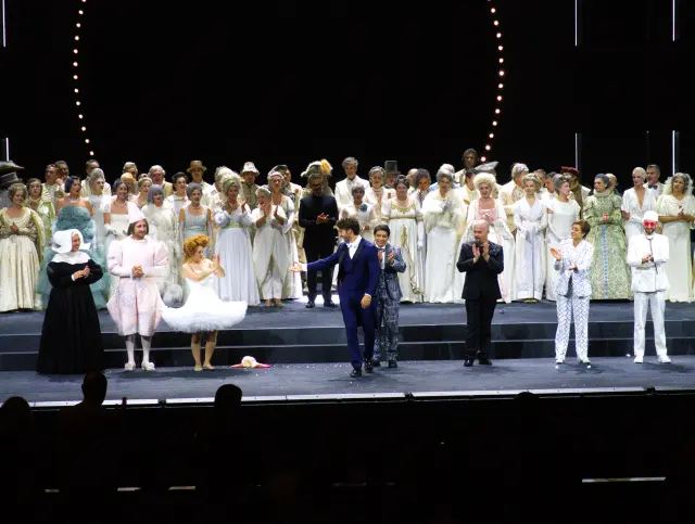 El director Lorenzo Viotti, recibiendo los aplausos del elenco de 'Faust', la noche del estreno en Les Arts.