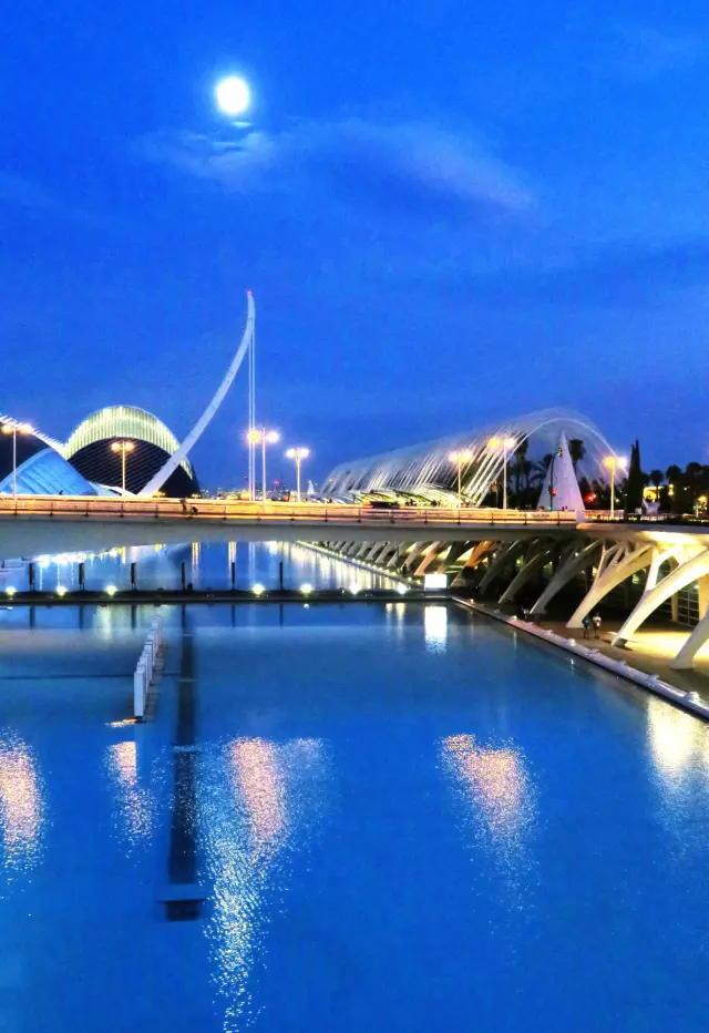 Vistas desde el Palau Les Arts de Valencia, donde se ha iniciado la temporada de ópera con 'Faust' de Gounod.