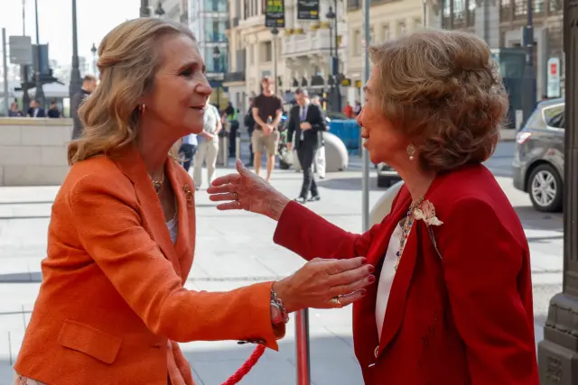 MADRID, 08/10/2025.- La reina emérita Sofía (d) y la infanta Elena (i) se saludan a su llegada al acto de entrega de los Premios Sociales de la Fundación Mapfre 2025 celebrados en Madrid, este miércoles. EFE/Zipi