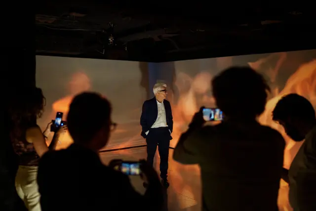 El escritor Ken Follet durante la presentación de su nueva novela 'El círculo de los días', en una sala inmersiva, a 9 de octubre de 2025, en Madrid (España). La obra está ambientada en la época de la construcción de Stonehenge, a través de una saga épica protagonizada por Seft y Joia. Además del evento literario, los asistentes podrán disfrutar de un vídeo inmersivo, talleres de sílex, actividades familiares y consultar toda la trayectoria del escritor en una biblioteca especial. 09 OCTUBRE 2025;KEN FOLLET;PELICULA;CIRCULO DE LOS DIAS Matias Chiofalo / Europa Press 09/10/2025