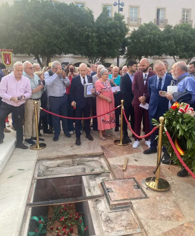 Al pie del Mausoleo, yacen ya los restos de los Mártires de la Libertad
