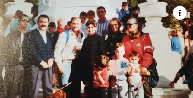 Con mi hijo David a hombros, un 24 de agosto de hace hace 35 años, ante el Pingurucho de los ¡Coloraos.