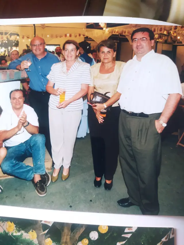 Con amigos de Almería que promovieron la reconstrucción del Mausoleo de los Coloraos destruido a martillazos por el franquismo. A la la izquierda está Fernando Martínez, uno de los principales promotores (ex concejal de Cultura, ex alcalde de Almería y hoy secretario de Estado de Memoria Democrática). A su lado, Martirio Tesoro, ex senadora del PSOE.