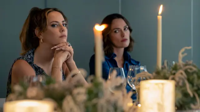 Kaya Scodelario y Keira Knightley en 'La mujer del camarote 10'