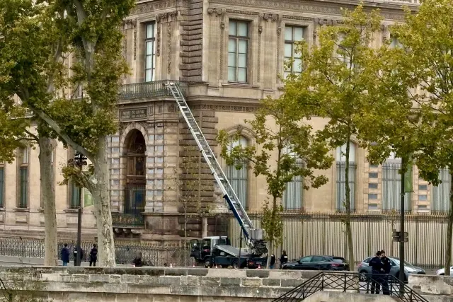 Imagen del montacargas que los ladrones emplearon para subir a la primera planta del Louvre y perpetrar el robo de las joyas.