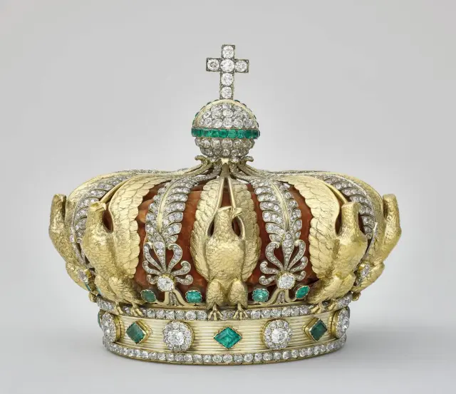 Corona de la emperatriz Eugenia de Montijo, esposa de Napoleón III, exhibida en el museo del Louvre y que ha sido recuperada tras el robo.