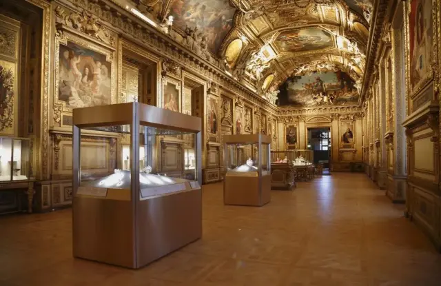 Vitrinas con la colección de joyas de Napoleón y los reyes franceses, en la Galería Apolo del museo del Louvre.
