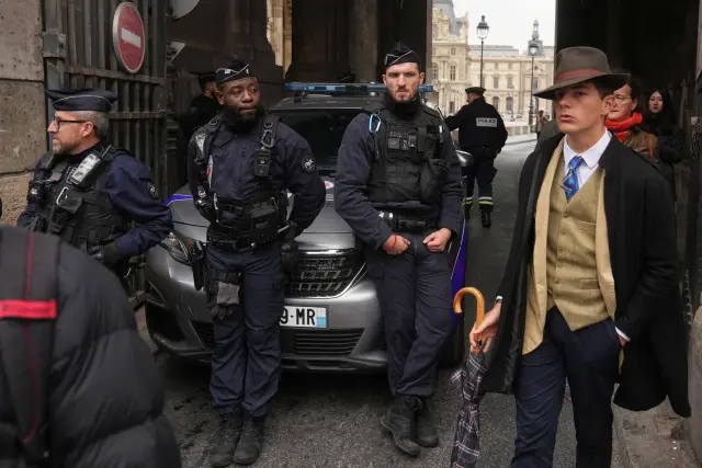 Varios gendarmes franceses vigilan junto al museo del Louvre, que ha sido objeto de un robo de valiosas joyas.