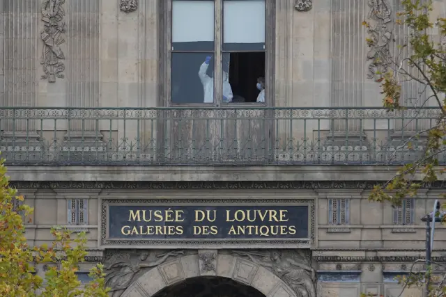 Un equipo de la policía científica trabaja junto a la ventana por la que accedieron los ladrones para entrar en el museo del Louvre.