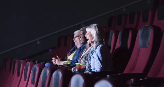 Tres mujeres en una sala de cine.