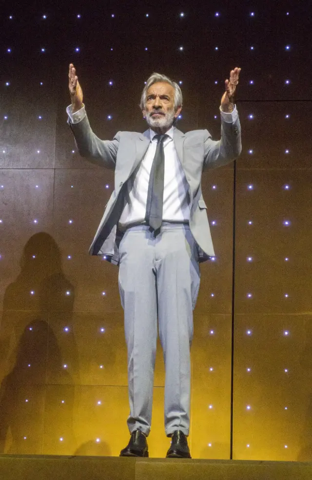 Imanol Arias saludando tras una función de 'Mejor no decirlo', en el Teatro Bellas Artes.