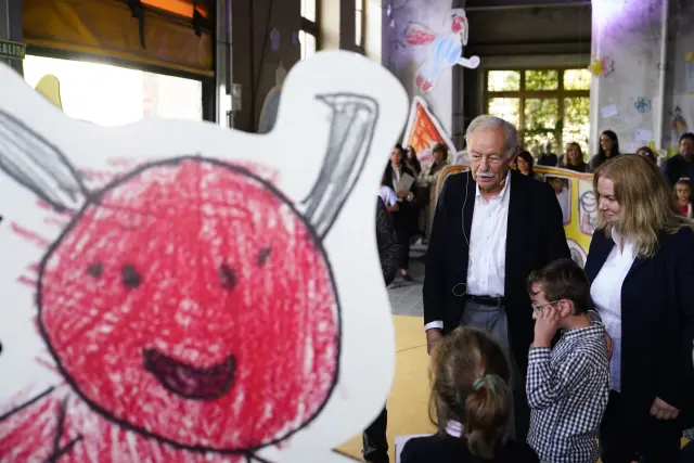 OVIEDO, 22/10/2025.- El escritor Eduardo Mendoza, Premio Princesa de Asturias de las Letras 2025, participa en un encuentro con alumnos y profesores con motivo de la inauguración de la exposición 'Mi camino del cole' este miércoles en la Fábrica de Armas de La Vega (Oviedo). EFE/Paco Paredes