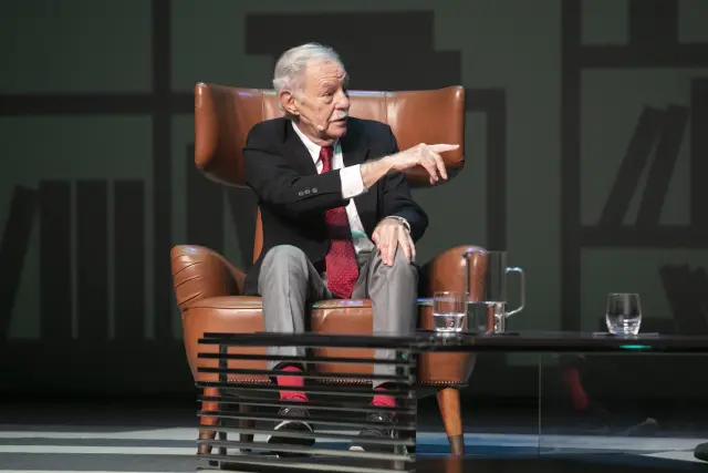 El galardonado con el Premio Princesa de Asturias 2025, Eduardo Mendoza, mantiene un encuentro sobre su obra, a 22 de octubre de 2025, en Avilés, Asturias (España). El encuentro con el público se realiza bajo el título 'Caso Mendoza', moderado por el librero Rafa Gutiérrez Testón, en el que se repasará su trayectoria literaria y la trascendencia de su primera novela, La verdad sobre el caso Savolta. 22 OCTUBRE 2025;EDUARDO MENDOZA;PREMIO PRINCESA DE ASTURIAS 2025;2025;ENCUENTRO;AVILÉS;ASTURIAS;OBRA; Jorge Peteiro / Europa Press 22/10/2025