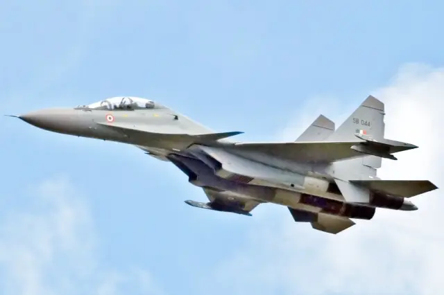 Un Su-30MKI de la Fuerza Aérea India en el aire.